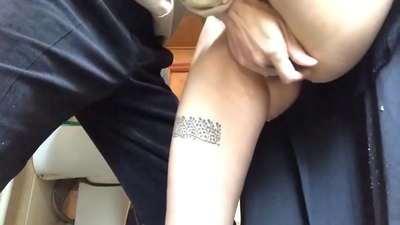 Shiringë në banjën e shkollës, një orgazmë e vërtetë e shkumëzuar - mësuesi im bëri më të mirën